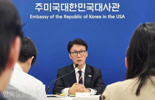 김민석 국무총리가 23일 미국 워싱턴 주미대사관에서 한국 특파원단을 대상으로 간담회를 하고 있다. 워싱턴=권경성 특파원