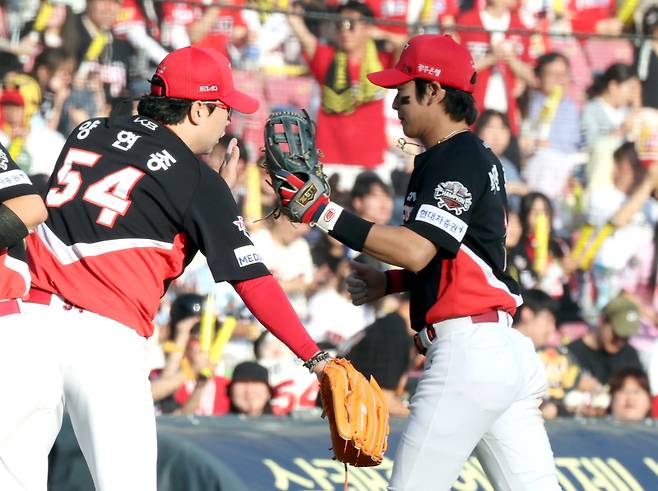 3일 오후 잠실야구장에서 열린 2025 프로야구 KIA와 두산 경기. KIA 선발 양현종이 3회 두산 김재환의 라인드라이브 타구를 잡아낸 유격수 박찬호를 격려하고있다. 잠실=정시종 기자 capa@edaily.co.kr /2025.06.03.