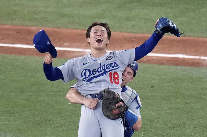 <yonhap photo-6259=""> Los Angeles Dodgers' Will Smith, right, celebrates with Yoshinobu Yamamoto (18) after the team defeated the Toronto Blue Jays in Game 7 of baseball's World Series, Sunday, Nov. 2, 2025, in Toronto. (Chris Young/The Canadian Press via AP) MANDATORY CREDIT/2025-11-02 13:51:40/ <저작권자 ⓒ 1980~2025 ㈜연합뉴스. 무단 전재 재배포 금지, AI 학습 및 활용 금지></yonhap>