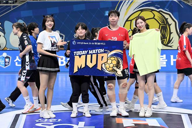 24일 광주 빛고을체육관에서 열린 신한 SOL뱅크 2025~26 핸드볼 H리그 여자부 MVP를 차지한 강은혜. 한국핸드볼연맹 제공