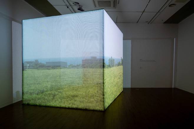 임형섭 作 ‘arrival’ (2024). 화면은 공간을 채우지만, 감각은 완결되지 않은 상태로 남는다.