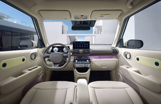 현대자동차가 엔트리 SUV 캐스퍼의 연식 변경 모델 '2026 캐스퍼'와 '2026 캐스퍼 일렉트릭'을 지난해 7월 15일 출시하고 본격적인 판매에 돌입했다고 밝혔다. 사진은 2026 캐스퍼 일렉트릭 내장. 연합뉴스