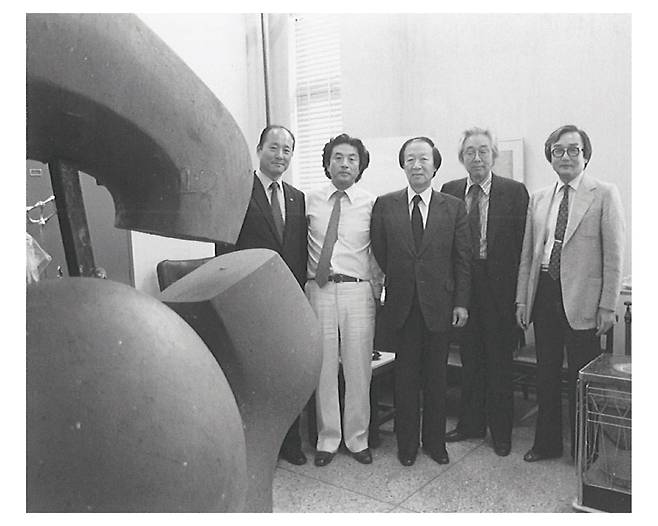 1982년 서울대 작업실에서 포즈를 취하고 있는 최만린(왼쪽 둘째부터), 최순우, 이경성, 서세옥. [사진 이정훈]