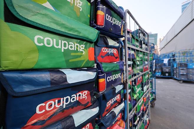 쿠팡의 미국 투자사 2곳이 한국 정부가 쿠팡에 대해 차별적인 대우를 하고 있다며 미국 정부에 조사와 조치를 요청하는 청원을 22일 제기했다.   이들 투자사는 한국 정부를 상대로 국제투자분쟁(ISDS) 중재 절차에 착수하겠다는 의향서도 제출했다.   앞서 지난해 쿠팡에서는 약 3천370만건의 개인정보가 무단으로 노출되는 초유의 보안 사고가 일어나 우리 정부가 전문가들과 함께 조사를 진행 중이다.   연합뉴스