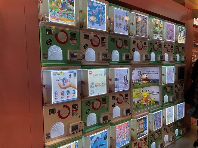 카드만 넣으면 랜덤으로 손쉽게 인형을 뽑을 수 있는 가차샵. 박가남 인턴기자