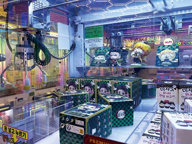 매장에 진열된 일본 애니메이션 ‘귀멸의 칼날’ 캐릭터를 모방한 인형. 하지만 모조품은 저작권 침해에 해당한다. 박가남 인턴기자
