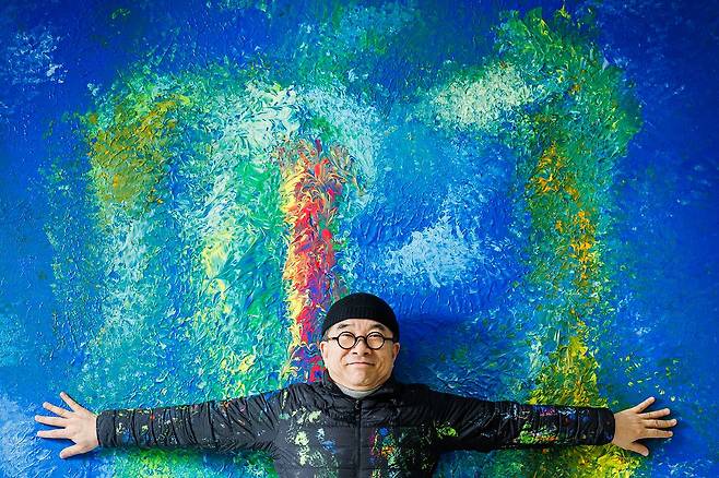 김수철이 가장 좋아하는 ‘바다’ 그림. “바다가 꼭 푸른 색만은 아니다”라는 그는 다양한 원색을 더했는데 어쩐지 자화상 같기도 하다. 김정훈 기자