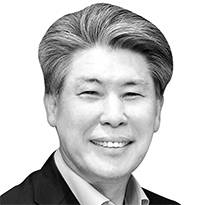 윤종원 서울대 특임교수·전 대통령실 경제수석