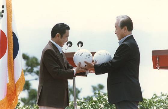1996년 ‘2002년 월드컵 한·일 우호협력’ 축구공을 교환하는 김영삼 대통령과 하시모토 류타로 총리. [중앙포토]