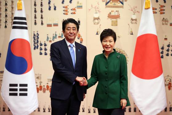 2015년 박근혜 대통령과 아베 신조 총리. [청와대사진기자단]