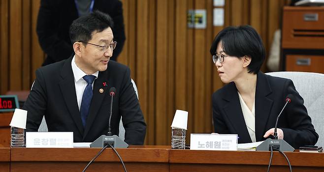 20일 국회에서 윤창렬 검찰개혁추진단장(왼쪽)과 노혜원 부단장이 대화하고 있다. [뉴스1]