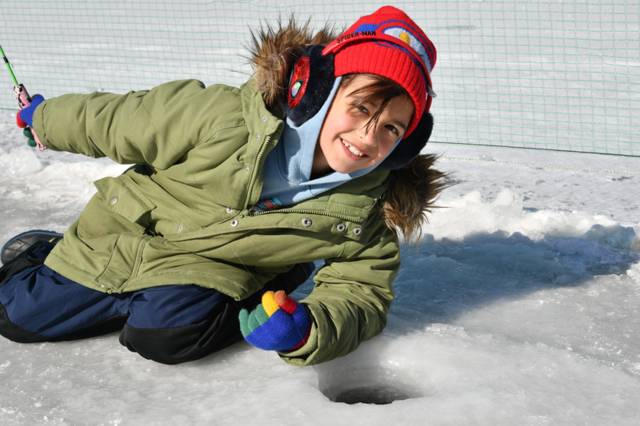 ▲ 화천산천어축제가 15일만에 누적 방문객 100만명을 돌파하며 순항하는 가운데 축제장을 찾은 외국인 관광객들도 밀리언 축제 실현의 주인공으로 한축을 담당하고 있다. 사진은 외국인 낚시터에서 즐거운 시간을 보내고 있는 외국인들.