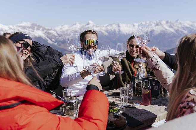 오스트리아 외츠탈 쇨덴 스키장을 찾은 관광객들이 햇살 아래에서 잔을 부딪히고 있다. 외츠탈 관광청 제공