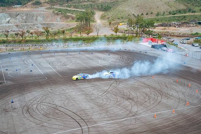 초정에서 차로 20분, 벨포레 리조트의 모토아레나.