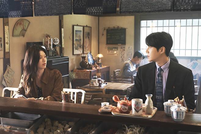 넷플릭스 시리즈 <이 사랑 통역 되나요?> 속 차무희(고윤정)와 주호진(김선호)이 일본의 한 식당에 나란히 앉아 서로를 바라보고 있다. 넷플릭스 제공