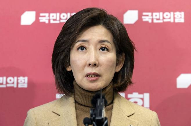 나경원 국민의힘 의원이 지난 5일 국회에서 법제사법위원회 소속 의원들과 함께 국회에서 민주당 일방적 법사위 회의 취소 통보 규탄 기자회견을 하고 있다. 연합