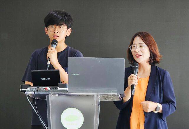 홍 목사가 지난해 5월 김포바울초대교회 주일예배에서 찬양을 인도하고 있다.