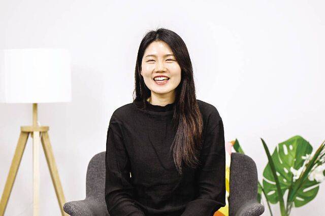 찬양사역자 정은선씨가 최근 서울 여의도 국민일보 스튜디오에서 찬양 ‘창세의 빛’에 담긴 의미를 설명하고 있다. 신석현 포토그래퍼