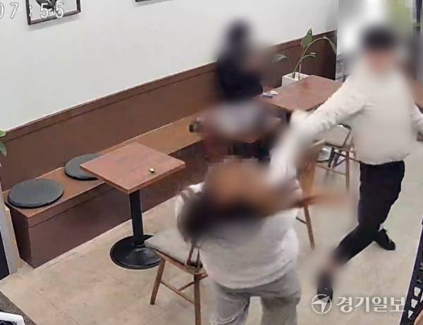 수원시의 한 무인카페 매장에서 청소년들이 음료를 주문하지 않은 채 장난을 치고 있다. 수원시 매장 점주 제공