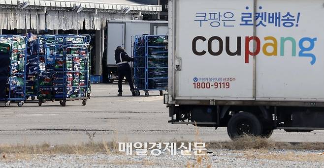 23일 서울의 한 쿠팡 물류센터에서 배송작업을 하고 있다. [김호영 기자]