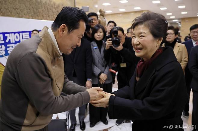 [서울=뉴시스] 김금보 기자 = 박근혜 전 대통령이 22일 서울 여의도 국회 로텐더홀에서 통일교게이트·더불어민주당공천뇌물 '쌍특검' 수용을 요구하며 8일째 단식 중인 장동혁 국민의힘 대표를 찾아 대화하고 있다. 2026.01.22. kgb@newsis.com /사진=