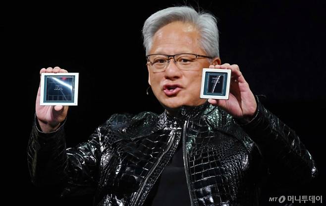 젠슨 황 엔비디아 CEO가 지난 5일(현지시간) 미국 네바다주 라스베이거스 퐁텐블로 호텔에서 열린 엔비디아 CES 2026 라이브에서 루빈 GPU를 선보이고 있다/사진=공동취재 /사진=(라스베이거스=뉴스1) 황기선 기자