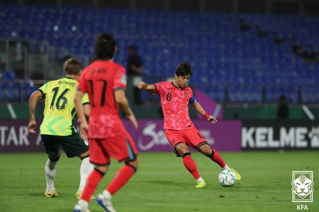 한국 U-23 대표팀이 베트남과의 경기에서 패배해  2026 아시아축구연맹(AFC) 23세 이하(U-23) 아시안컵을 4위를 기록했다. 사진은 지난 18일(한국시각) 사우디아라비아 제다 킹 압둘라 스포츠시티홀 스타디움에서 열린 호주와의 2026 아시아축구연맹(AFC) U23 아시안컵 8강전에서 패스한 모습. /사진=뉴스1(대한축구협회 제공)