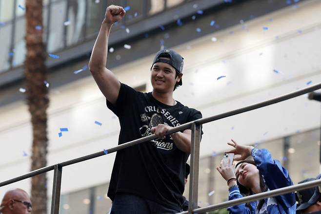 오타니 쇼헤이(LA 다저스)가 2026시즌 선수 파워랭킹 1위를 2년 연속 차지했다. 사진은 지난해 11월3일 미국 캘리포니아주 로스앤젤레스에서 열린 다저스 월드시리즈 우승 퍼레이드에 참석한 오타니가 관중에게 인사한 모습. /사진=로이터