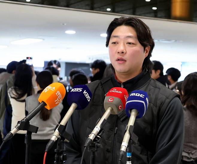 프리에이전트(FA) 왼손 투수 김범수 한화 이글스를 떠나 KIA로 이적했다. 사진은 지난 23일 김범수가 김포공항을 통해 일본으로 출국하기 전 인터뷰 한 모습. /사진=스타뉴스