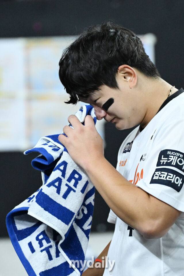 29일 대전 한화생명 볼파크 야구장에서 열린 '2025 신한 SOL 뱅크 KBO 한국시리즈 3차전' LG 트윈스와 한화 이글스 경기. 한화가 7-3으로 LG에 승리했다. 경기 마무리 투수로 나온 한화 김서현이 경기가 끝난 뒤 더그아웃에서 눈물을 흘리고 있다./마이데일리