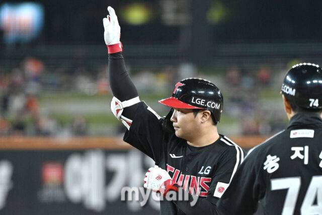 30일 대전 한화생명 볼파크 야구장에서 열린 '2025 신한 SOL 뱅크 KBO 한국시리즈 4차전' LG 트윈스와 한화 이글스 경기. LG 문보경이 2회초 선두타자로 나와 안타를 친 후 기뻐하고 있다./마이데일리