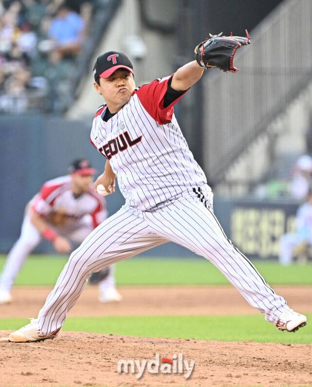 22일 오후 서울 잠실야구장에서 진행된 '2025 프로야구 KBO리그' LG트윈스와 두산베어스의 경기.LG 장현식이 역투하고 있다./마이데일리