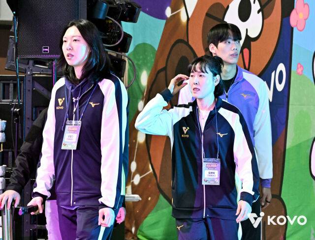 양효진-임명옥과 함께 입장하는 이상현./KOVO