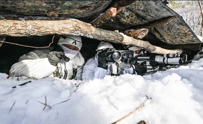 육군 특전사는 부대별 11박 12일 일정으로 강원도 대관령 황병산 일대 동계훈련장에서 설한지 극복훈련을 실시하고 있다. 육군 특전사 장병들이 설한지 극복훈련 간 다기능 관측경으로 핵심표적의 움직임을 관측하고, 항공화력을 유도하는 모습.[육군 제공]