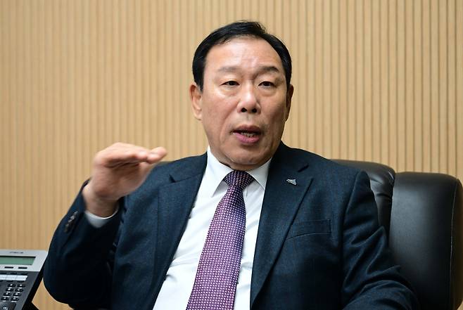 최민호 세종특별자치시장이 지난 19일 오후 서울 영등포구 여의도동 세종 비즈니스라운지에서 헤럴드경제와 인터뷰하고 있다. 최 시장은 정부가 추진 중인 대전·충남 행정통합에 대해 “졸속”이라며 비판했다.  이상섭 기자