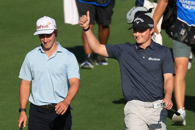 마지막 홀인 9번 홀로 이동하며 갤러리에게 인사하는 블레이즈 브라운(오른쪽). [게티이미지]