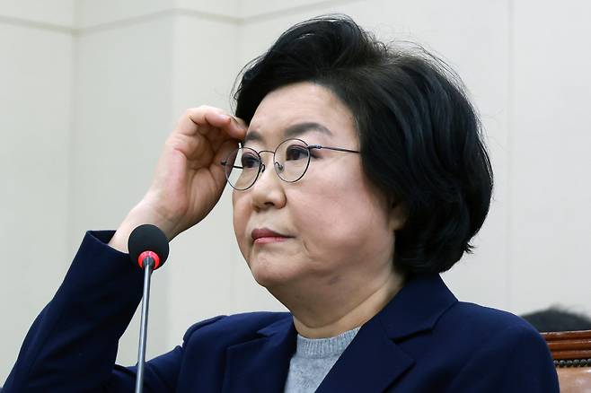 이혜훈 기획예산처 장관 후보자가 23일 서울 여의도 국회에서 열린 재정경제기획위원회의 인사청문회에서 의원 질의를 들으며 머리카락을 넘기고 있다. 이상섭 기자