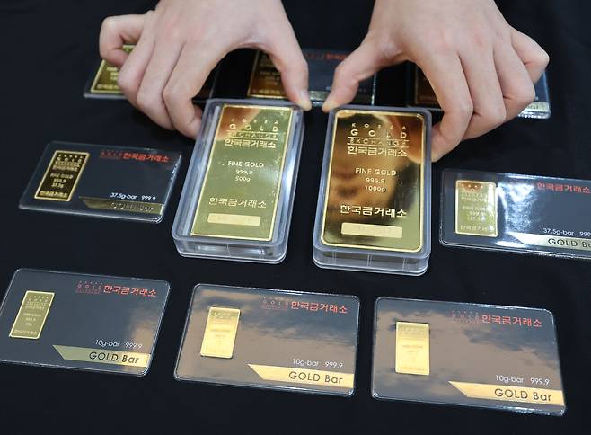 제롬 파월 미 연방준비제도(Fed·연준) 의장이 의회 위증 혐의로 형사기소에 직면했다는 소식에 국제 금값이 급등세다. 사진은 13일 서울 종로구 한국금거래소에 놓여있는 금 상품. [연합]