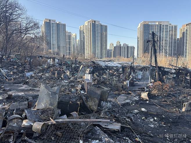 쇠로 된 구조물 외에는 집이 흔적조차 안남고 타버린 구룡마을 5지구 일대의 모습. 정주원 기자