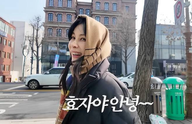 배우 고소영이 용산 한남동에 소유한 부동산 앞을 지나고 있다.[고소영 유튜브 채널]