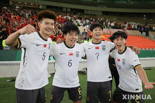 [제다=신화/뉴시스] 중국 23세 이하(U23) 축구 대표팀 선수들이 20일(현지 시간) 사우디아라비아 제다의 프린스 압둘라 알파이살 스타디움에서 열린 2026 아시아축구연맹(AFC) U23 아시안컵 준결승에서 베트남을 물리친 후 환호하고 있다. 사상 첫 우승에 도전하는 중국이 3-0으로 승리하고 결승에 올라 2연패를 노리는 일본과 우승을 다툰다. 2026.01.21.