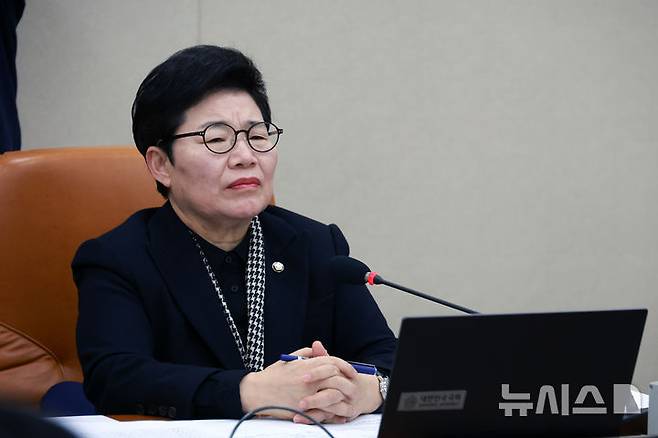 [서울=뉴시스] 고승민 기자 = 임이자 국회 재정경제기획위원장이 23일 서울 여의도 국회에서 열린 이혜훈 기획예산처 장관 후보자 인사청문회에서 정일영 더불어민주당 의원의 강도 높은 질문 공세를 받는 이혜훈 후보자를 바라보고 있다. 2026.01.23. kkssmm99@newsis.com