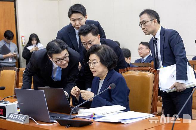 [서울=뉴시스] 고승민 기자 = 이혜훈 기획예산처 장관 후보자가 23일 오전 서울 여의도 국회 재정경제기획위원회 전체회의에서 열린 인사청문회에 출석해 예산처 관계자들과 자료를 살펴보고 있다.(공동취재) 2026.01.23. photo@newsis.com