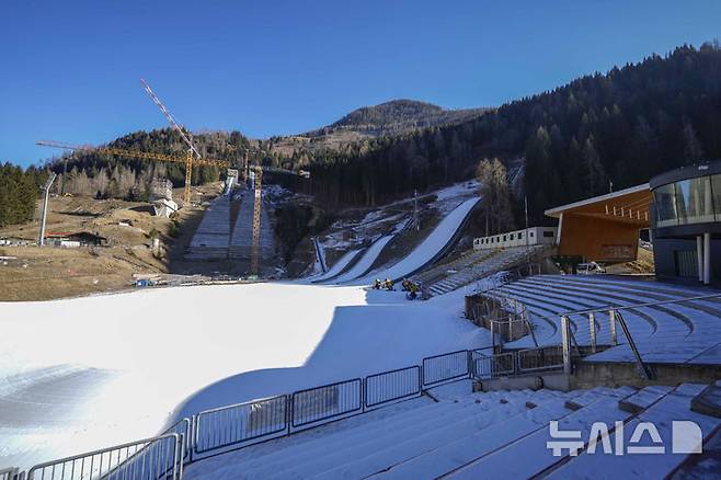 [프레다초=AP/뉴시스] 2026 밀라노·코르티나 담페초 동계올림픽 스키 점프대. 2025.01.17. photo@newsis.com