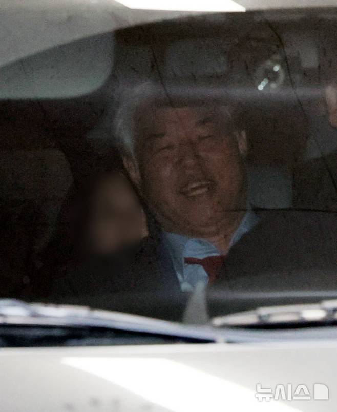 [서울=뉴시스] 박주성 기자 = 서울서부지법 폭동 사태의 배후로 지목된 전광훈 사랑제일교회 목사가 22일 오전 서울 성북경찰서에서 서울서부지검으로 구속 송치되고 있다. 2026.01.22. park7691@newsis.com