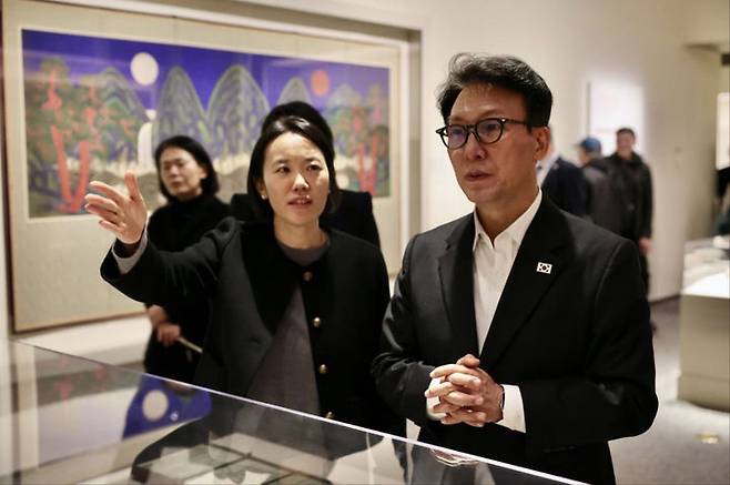 [서울=뉴시스] 추상철 기자 = 김민석 국무총리가 23일(현지 시간) 미국 워싱턴DC 스미소니언 미술관에서 열린 한국 미술 특별전을 관람하고 있다. (사진= 총리실 제공) 2026.01.24. photo@newsis.com *재판매 및 DB 금지