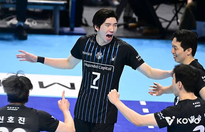 [서울=뉴시스] 남자 프로배구 현대캐피탈의 허수봉이 4일 인천계양체육관에서 열린 진에어 2025~2026 V-리그 남자부 대한항공과의 경기에서 득점을 올린 뒤 기뻐하고 있다. (사진=KOVO 제공) 2026.01.04. *재판매 및 DB 금지