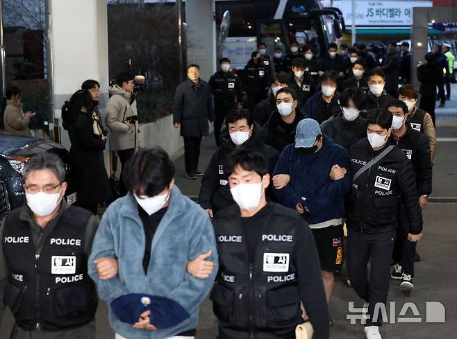[부산=뉴시스] 하경민 기자 = 캄보디아 범죄단체에 가담한 혐의로 강제송환된 한국인 조직원 일부가 23일 부산 동래구 동래경찰서로 압송되고 있다. 강제송환된 한국인 조직원 73명 중 부산으로 압송된 49명(시하누크빌 조직)은 경찰서 유치장 6곳에 분산 수감돼 조사를 받는다. 2026.01.23. yulnetphoto@newsis.com