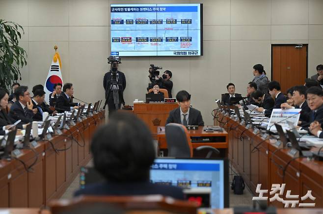 이혜훈 기획예산처 장관 후보자가 23일 오전 서울 여의도 국회 재정경제기획위원회에서 열린 인사청문회에서 차규근 조국혁신당 의원의 자료를 보고 있다. 윤창원 기자