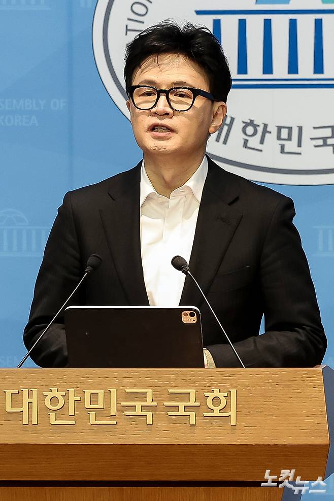 국민의힘 한동훈 전 대표가 14일 국회 소통관에서 당 윤리위원회가 본인을 제명 결정한 것과 관련 입장을 밝히고 있다. 윤창원 기자